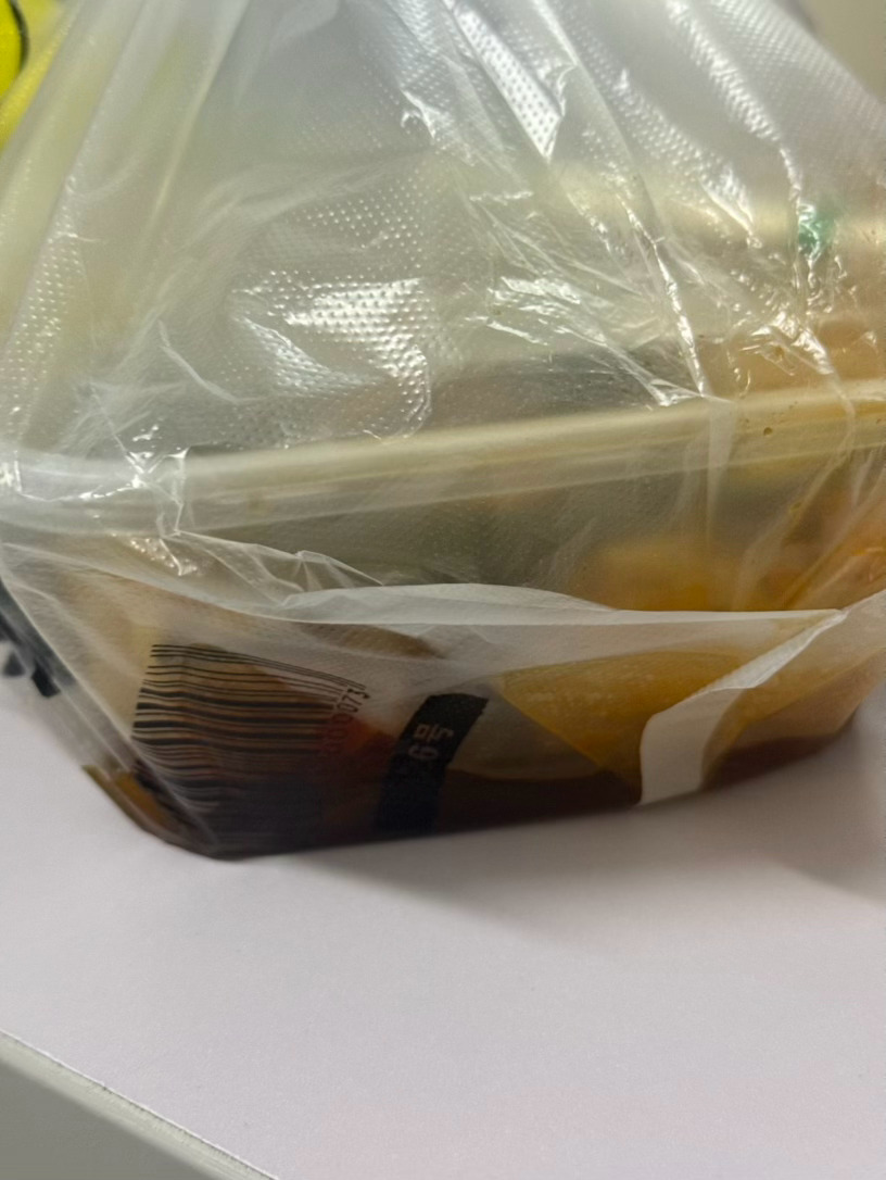 好伤心 去买了凉菜 很多爱吃的菜都没了就算了回来的路上汁还都倒出来了 老天爷总是