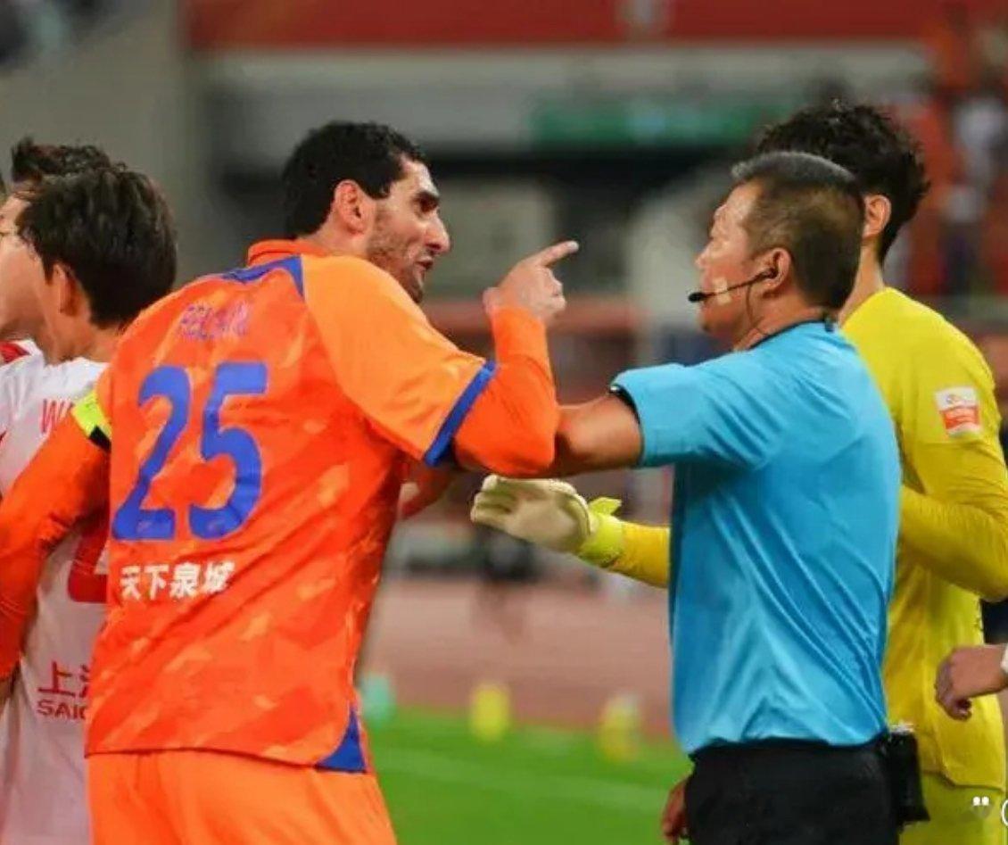 两年前的今天，蓬蓬头农夫三拳费莱尼在亚冠对阵仁川联比赛中打入一球，评论区清一色说