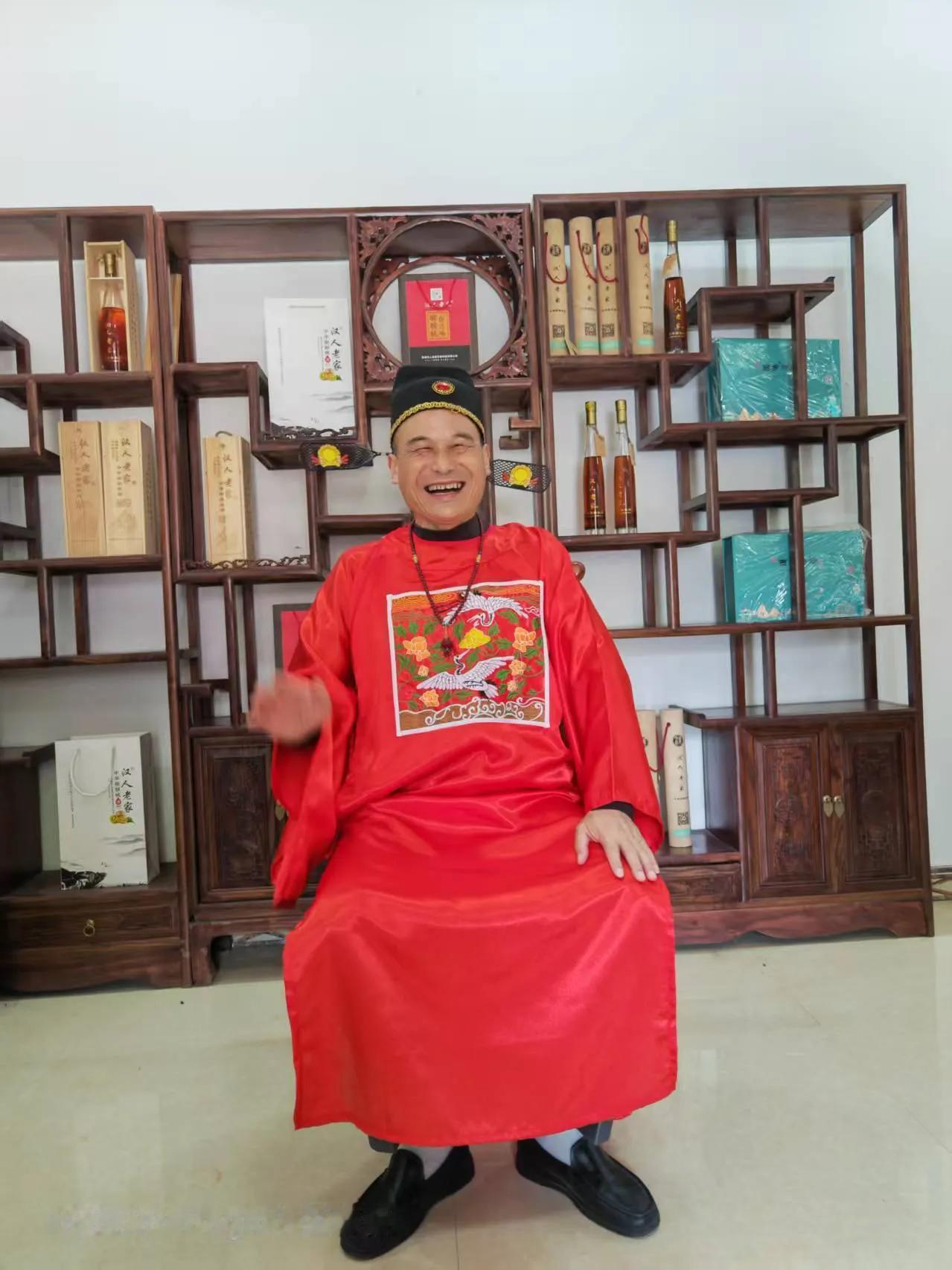 【古风·红色汉服展演】红袍绣韵 
红袍映笑颜，
书香满屋春。
温柔书香气 书香熏