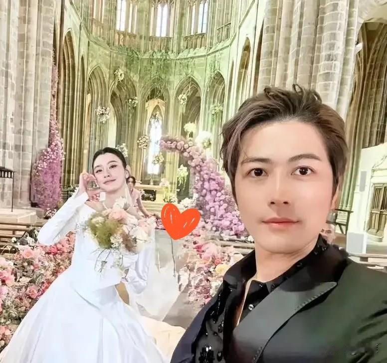 奚梦瑶婚礼上，自己端着香槟杯，没先去敬婆婆四太，也没跟何猷君黏在一起，反而快步走