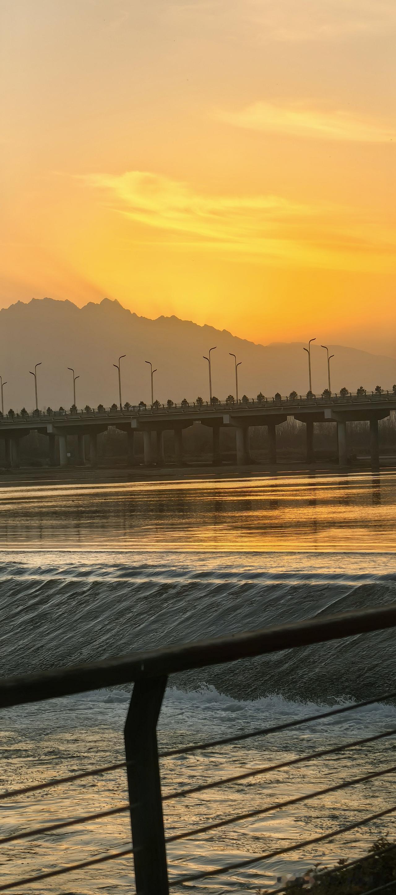 周末，河堤路，夕阳刚要落未落的时候，我随手按下了这张。
那天媳妇儿带着孩子在岸边
