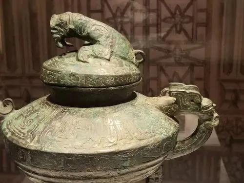 常州博物馆是一座位于江苏省常州市的综合性博物馆，馆内收藏了大量珍贵的历史文物和艺