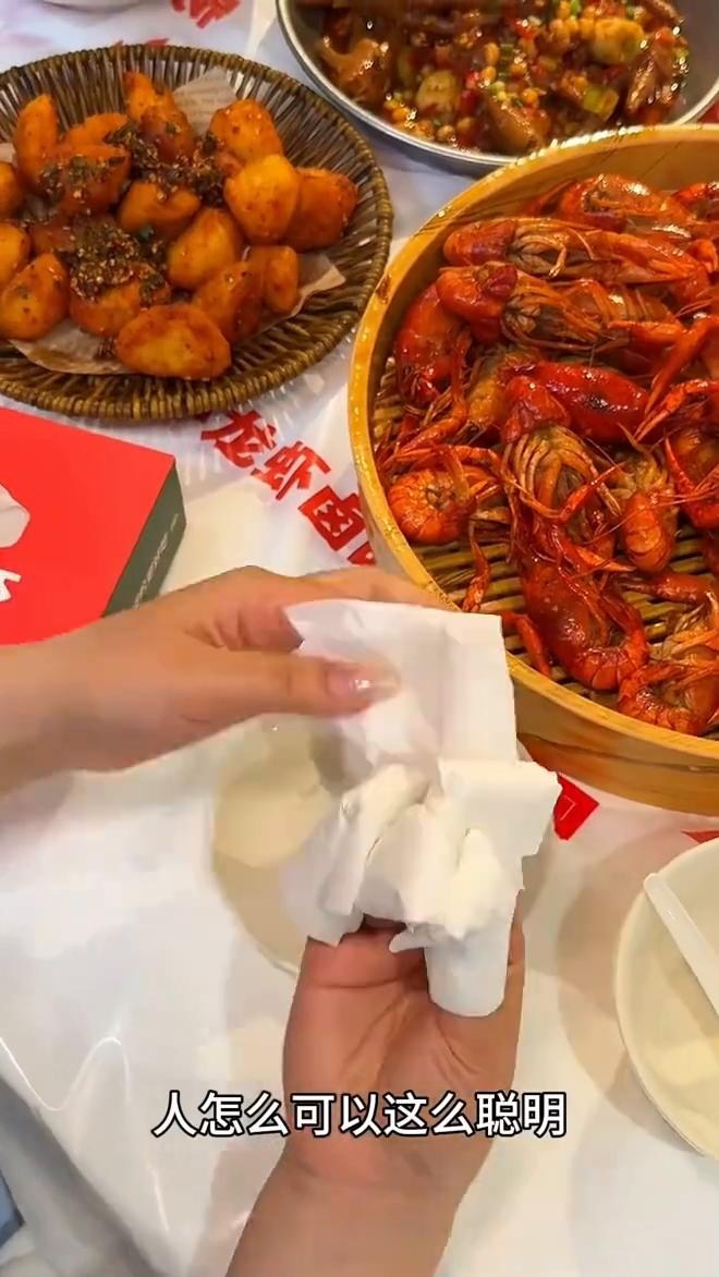 防烫防油还不脏手。
人怎么可以这么聪明？用纸巾将五根手指都缠住，再戴上一次性手套