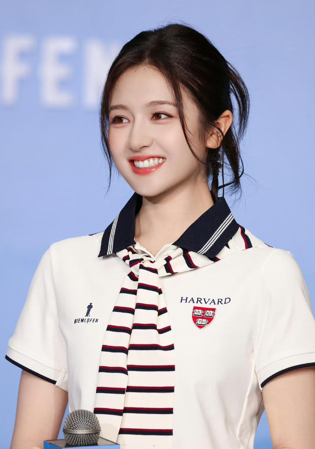 李兰迪今日活动状态超好，好水灵！！请带着这个状态快快进组
