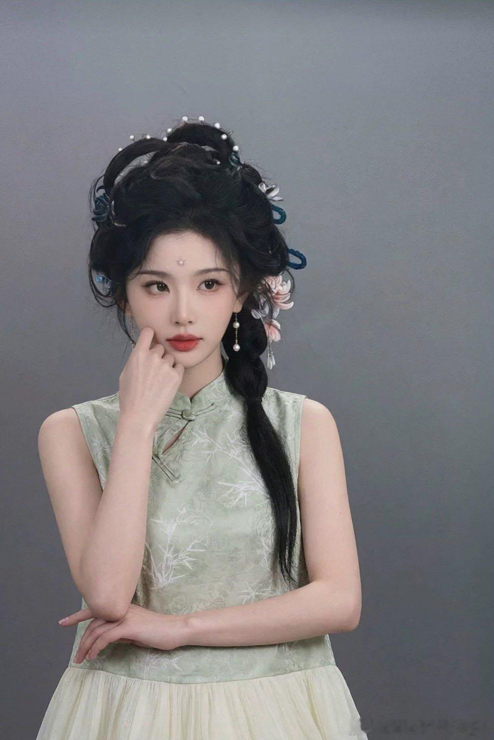 孔雪儿华流穿搭太夯了孔雪儿解锁多款华流造型，将国风细节融入日常穿搭，温柔又大气。
