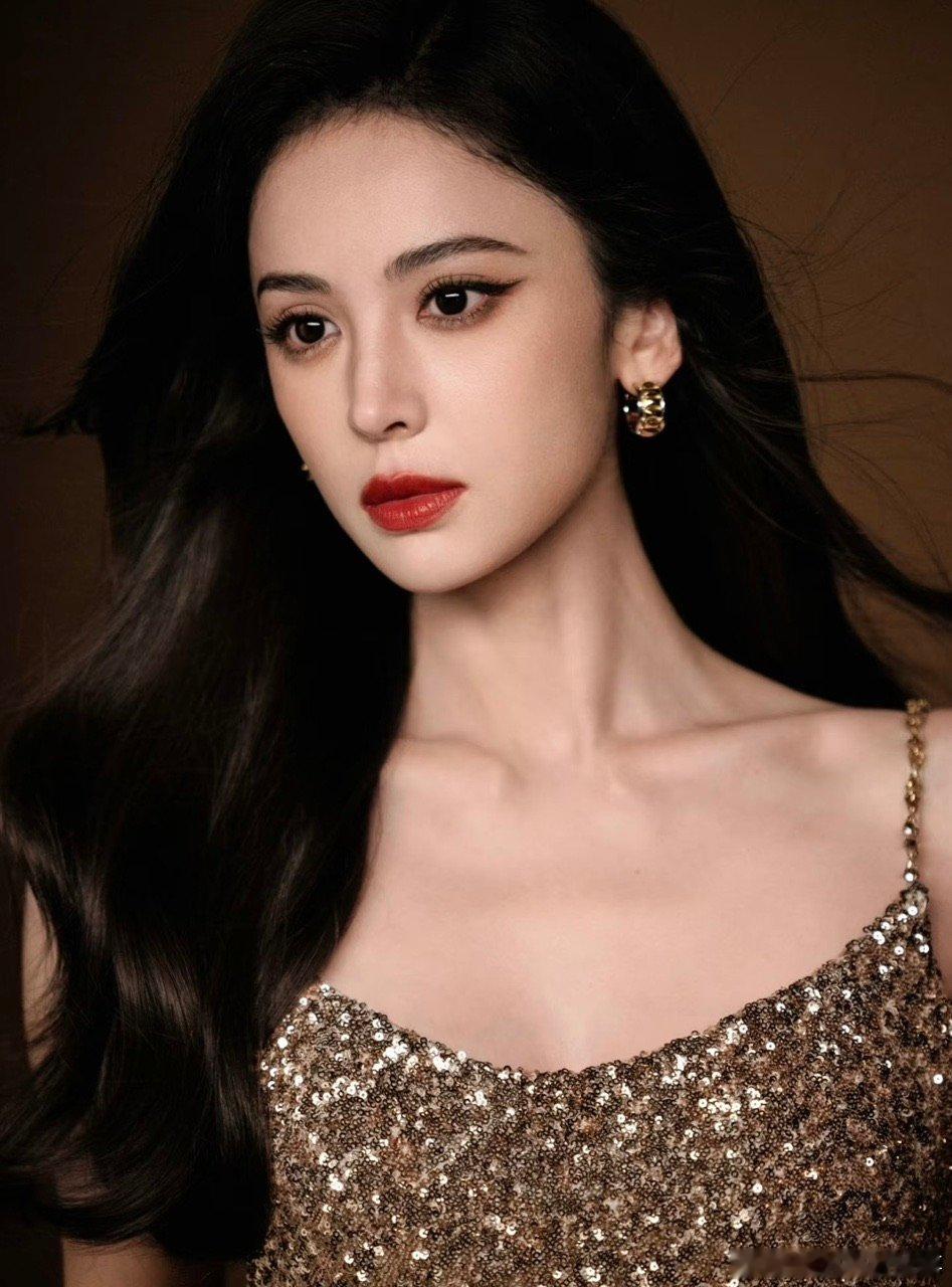 娜扎不会贴假睫毛 原来大美女也有不会的事！不过没事，她的美貌已经自带“滤镜”，不