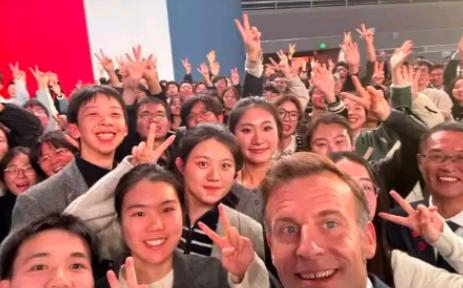 马克龙结束访华之行，法国随行人员：好震撼！我们住的酒店在高楼之间，成都的高铁站像