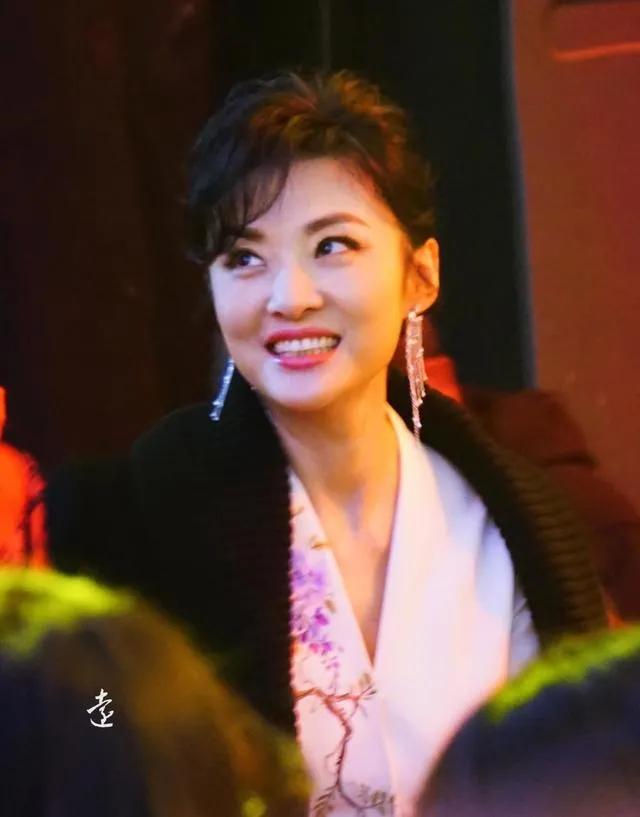 一天，央视美女周涛刚进门，老公立刻帮她拿出拖鞋，她站着没动：“谢谢！我们离婚吧。