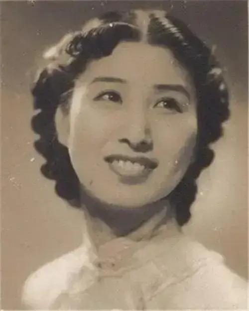 1940年，郑苹如被押到小树林，两个特务直勾勾地看着她，感叹说：“很多漂亮的女人