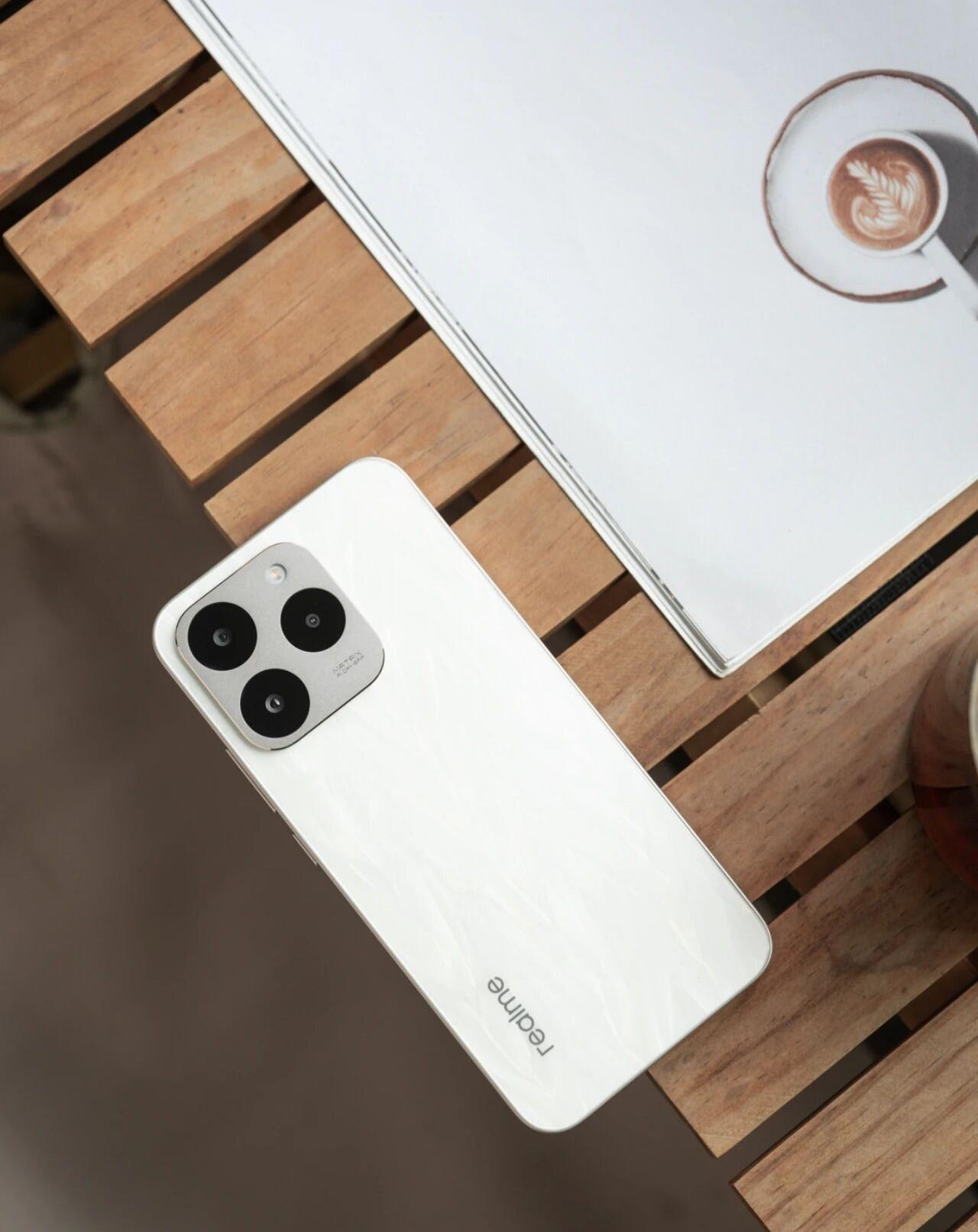 真我15T：超能小直屏真的行？大R角直屏，相对小一点的尺寸，轻松舒服的手感；
后