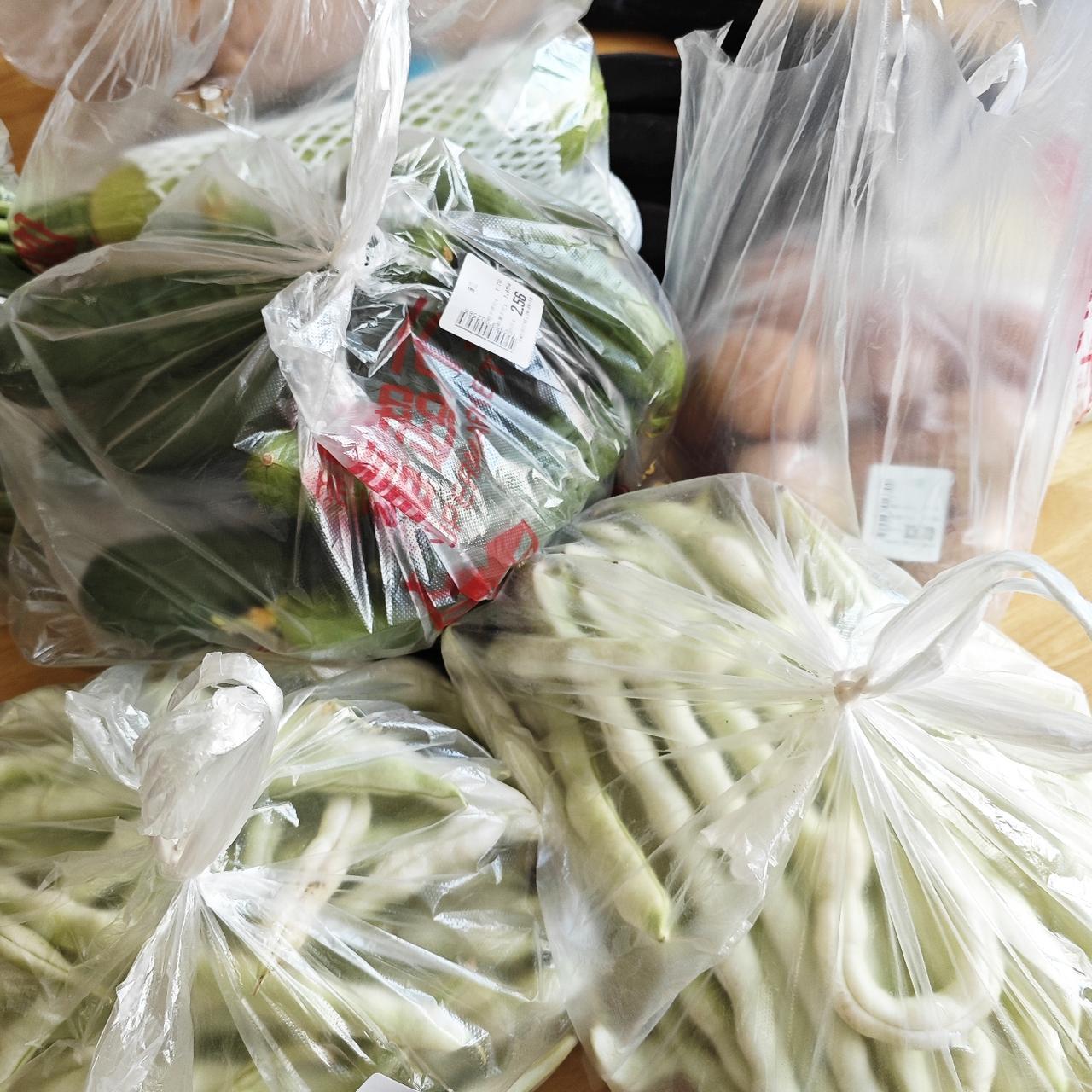 今天在<客满家超市>，看到不满一元一斤的蔬菜真是不少。
看到蔬菜便宜，俺们家“L