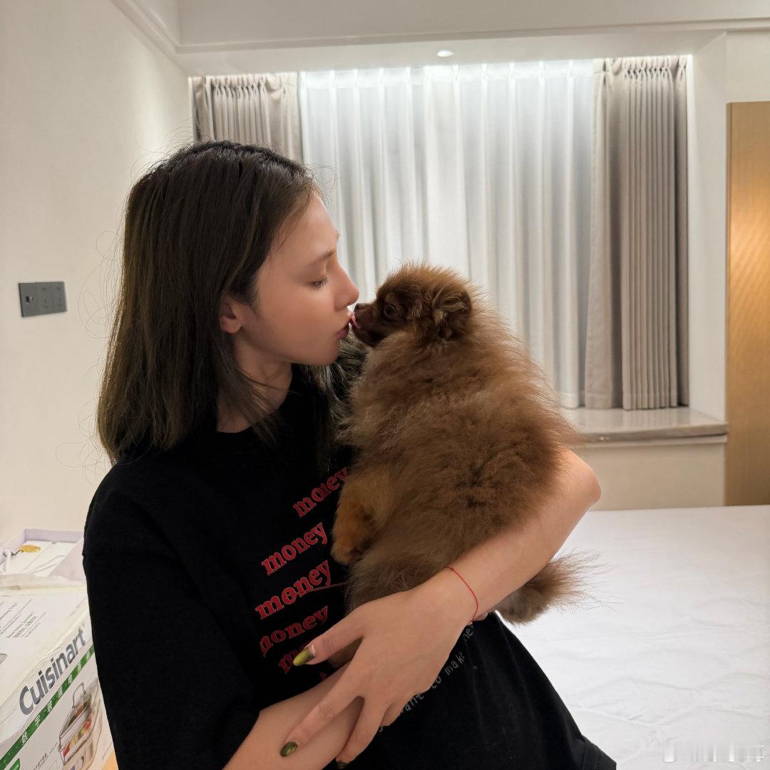 彭小苒小狗合照  彭小苒小狗合照，欢迎新成员lago  我在图中发现了两个萌物，