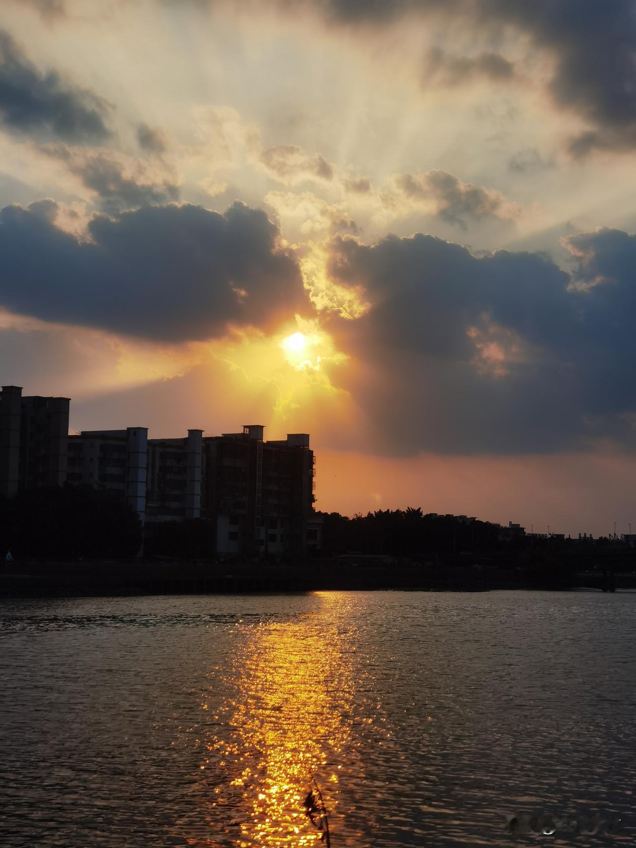 今日随手拍夕阳西下，彩霞也如此有趣，看看云朵象什么？评论区一起讨论一下呗[心][