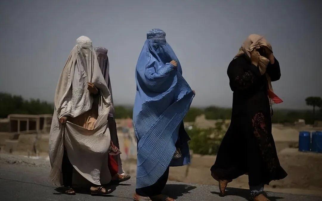 分享今日之感悟不知道这是哪个国家的妇女，看脚上穿的是凉鞋，可是浑身上下衣服却裹的