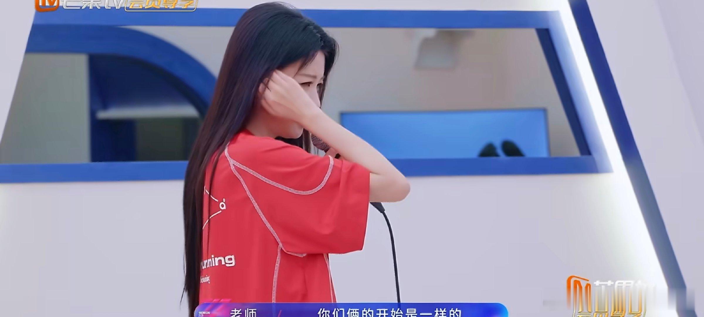 孙怡唐艺昕捂耳朵唱歌大法孙怡和糖糖凑在一起，妥妥就是两只软乎乎的可爱鬼乘风202