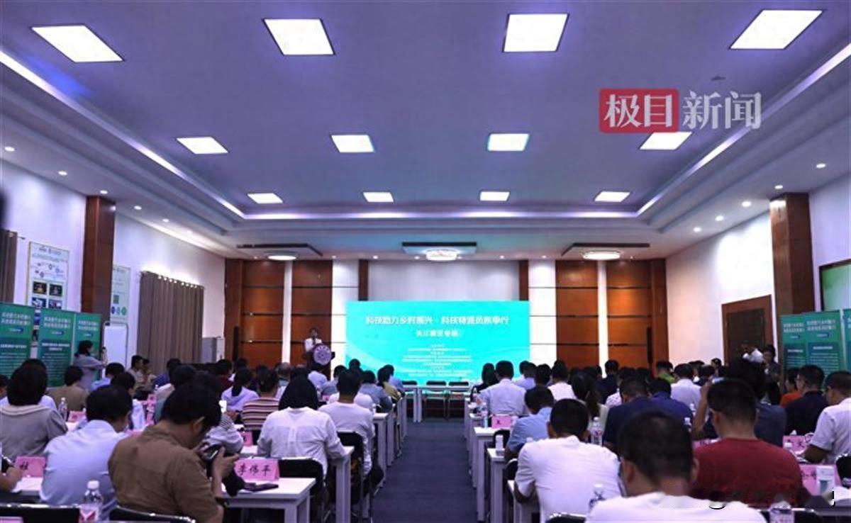 叔叔阿姨们，现在农村的养殖业也用上了高科技，真是让人不得不佩服！9月19日，在武