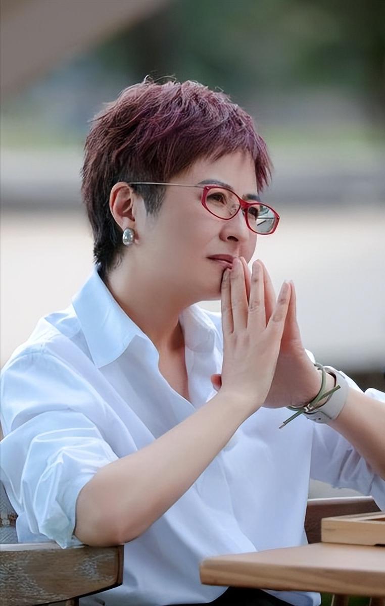 “世有伯乐，然后有千里马！”42岁的央视主持人张泉灵辞去工作后，趁着60岁的丈夫