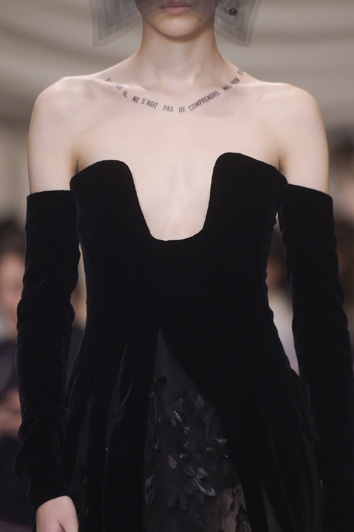 Christian Dior spring 2018 黑色 与生俱来的神秘优雅 