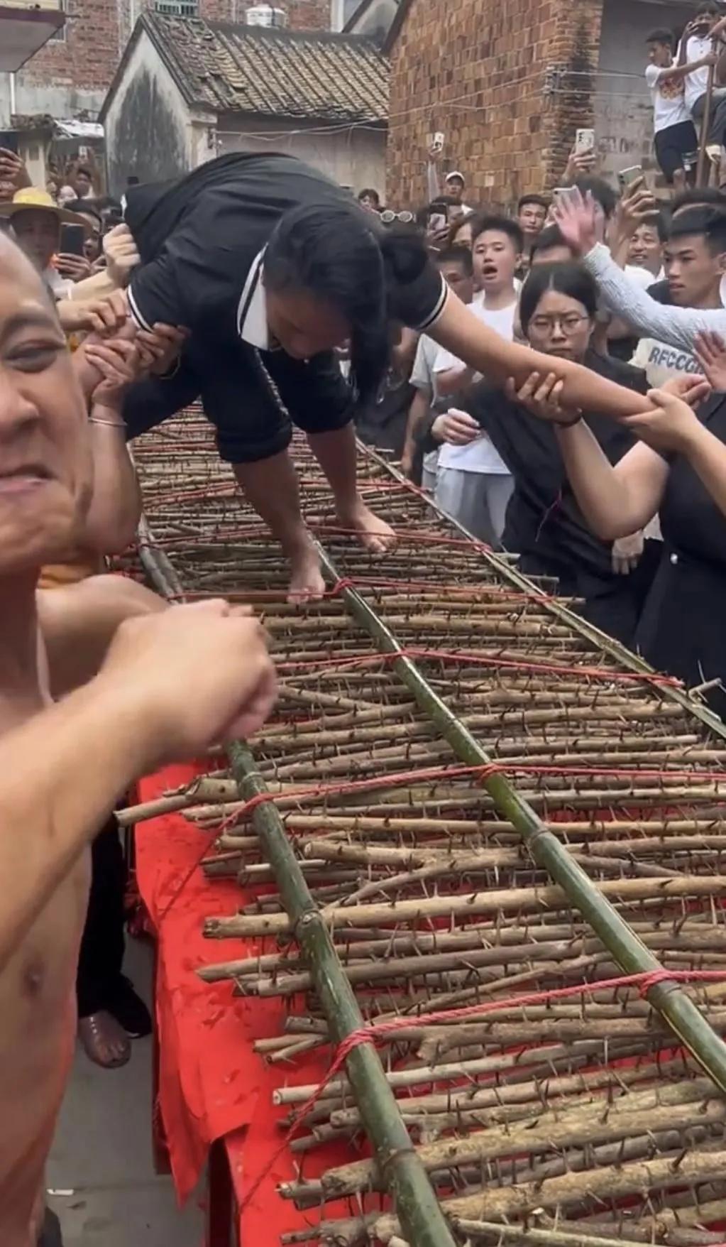 这是云南一个少数民族的习俗，对爱情观念是开放的。 如果已婚妇女喜欢上了别人。 那