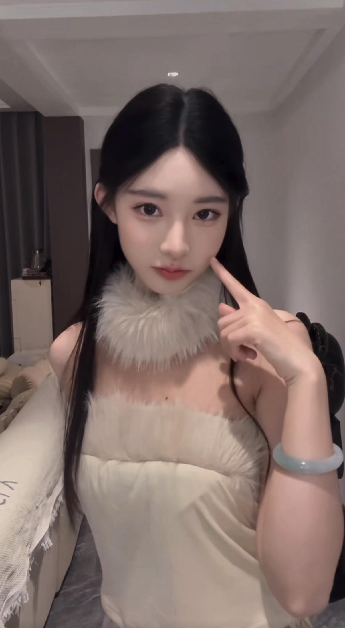 女孩子玩王者荣耀前后的变化。 本来也是个淑女，直到打开了王者荣耀