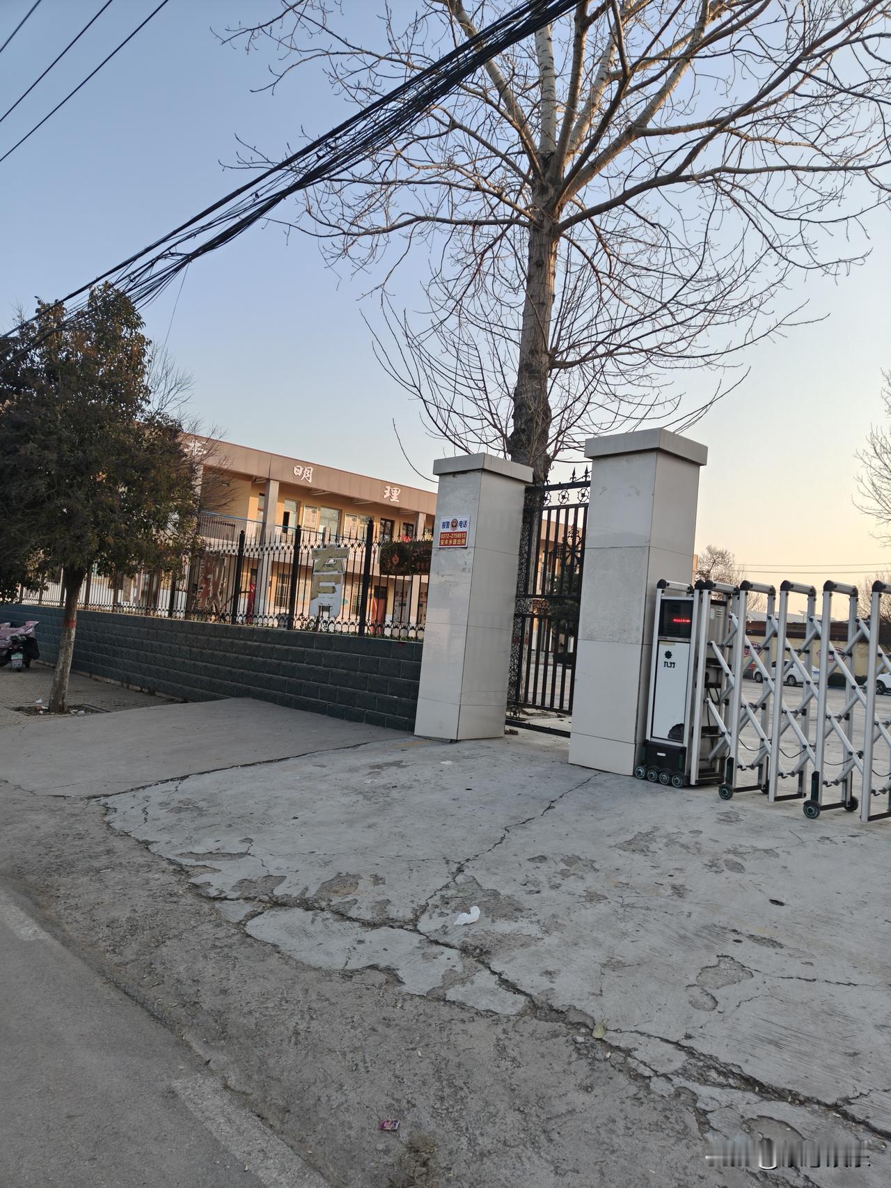 1987年，农村小学的学生数量能达到七八百人。那时，学校还是破旧不堪的模样，但小