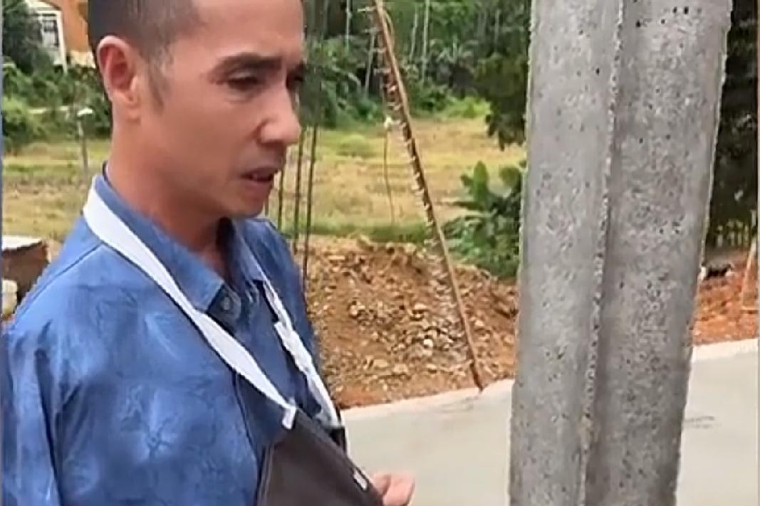 五叔，六叔是双胞胎，他们生活在一个屋檐下，五叔结婚，生子，六叔没有结婚住在五叔家