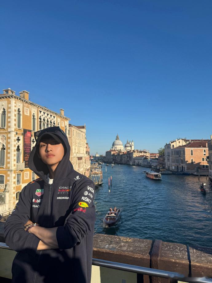 董思成的旅行明信片 董思成的旅行明信片已经送达了呀，素颜的旅行照片拍的也是好帅气