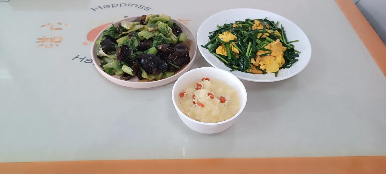一个小炒，一个凉拌，甚合口味！到什么时候，吃，绝对不能糊弄！