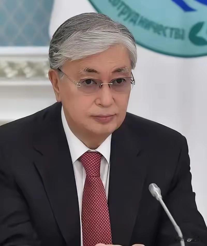 哈萨克斯坦这回真是把走钢丝玩成了极限运动。刚跟美日签完稀土大单没几天，自家运油的