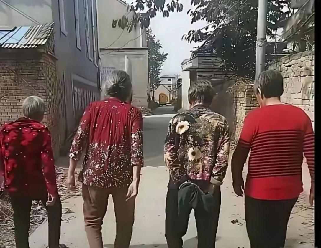 同样的年龄，农村的大妈与城里的大妈比较，不论穿衣打扮，还是形象气质，怎么差别那么