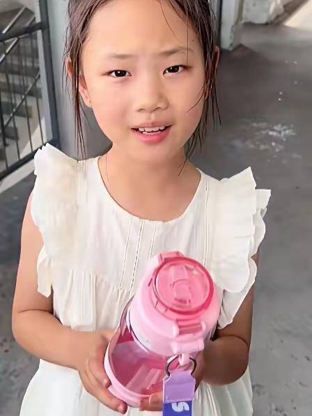 "善良会传染。"河南一所小学，果果看到同桌用水袋喝水，心里过意不去，回家跟妈妈说