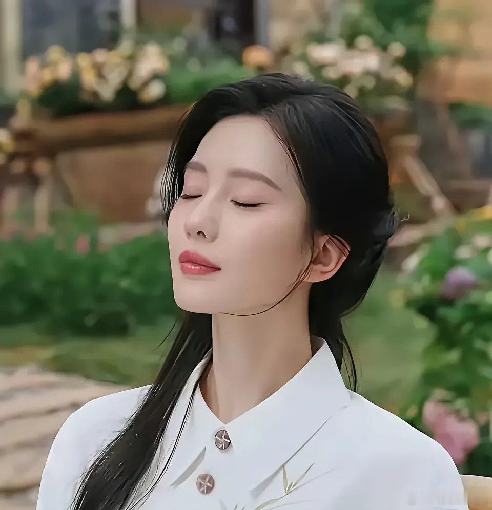刘诗诗的古装造型向来是惊艳时光的代名词，眉眼间藏着古典雅致，一颦一笑都自带温婉气
