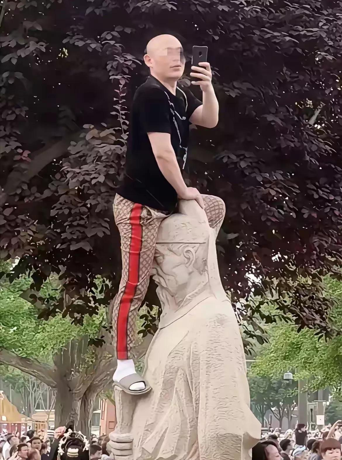 抬头顶裤裆，低头思故乡？

西安大雁塔北广场，这位光头哥火了！只见他骑在李白雕塑