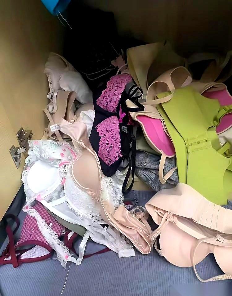 元旦，火苗舔着废弃房里冰冷的墙。
睡袋旁边，是我刚生起来的柴火堆。身上那点寒气，