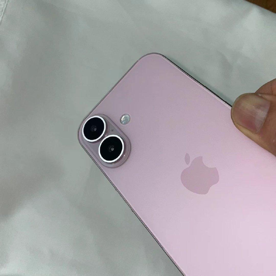 iPhone 16谍照曝光，有可能是展示用的机模，不过已经很清晰的展示出了4款i