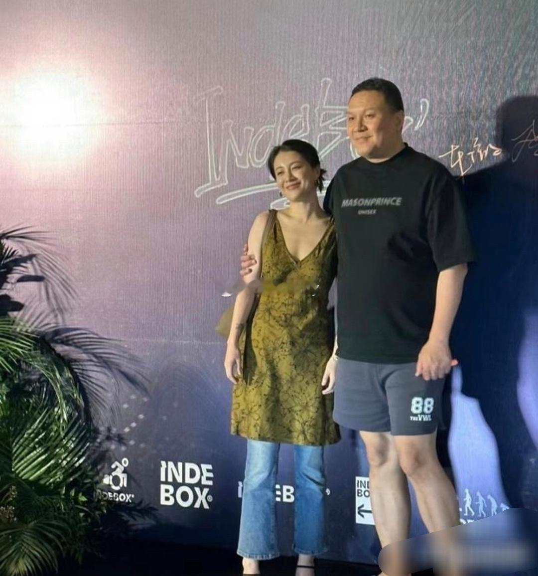 事实证明，头发放下来比束发好看。 