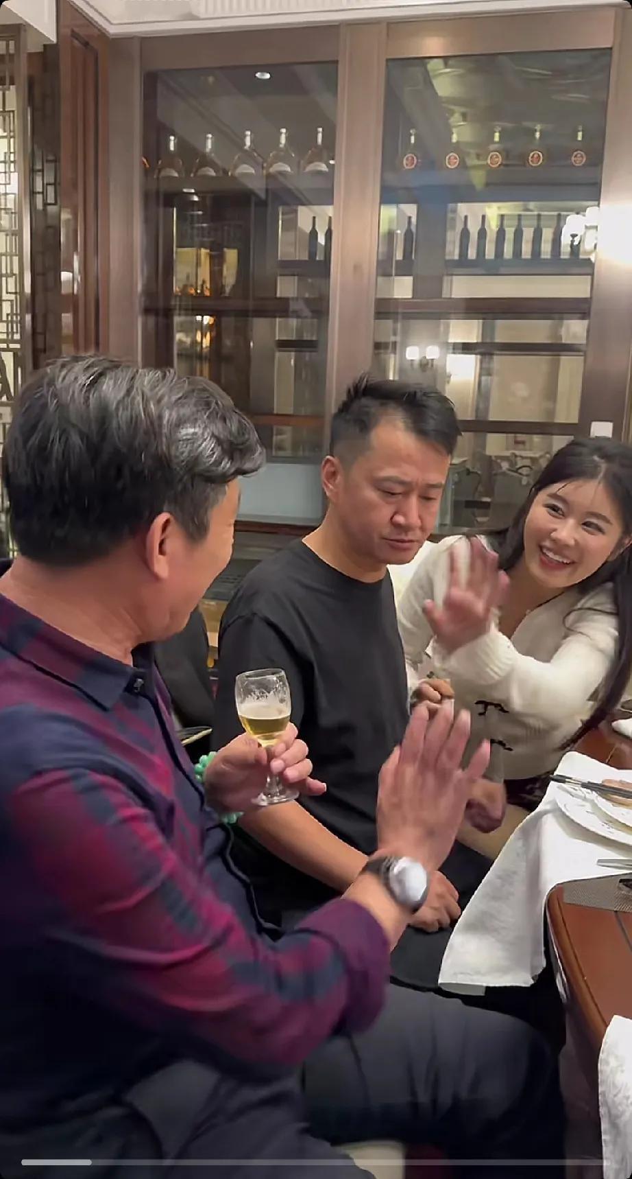 太逗了，著名演员杨清文和李嘉明夫妻同桌吃饭，杨清文拿着酒杯想和小月月碰杯，没想到