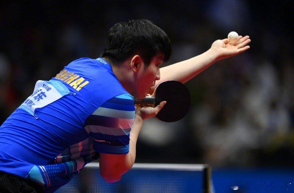 樊振东沉稳中带着坚韧不拔气势，每一次起拍，每一次相持都彰显着撼动对手的绝对实力。