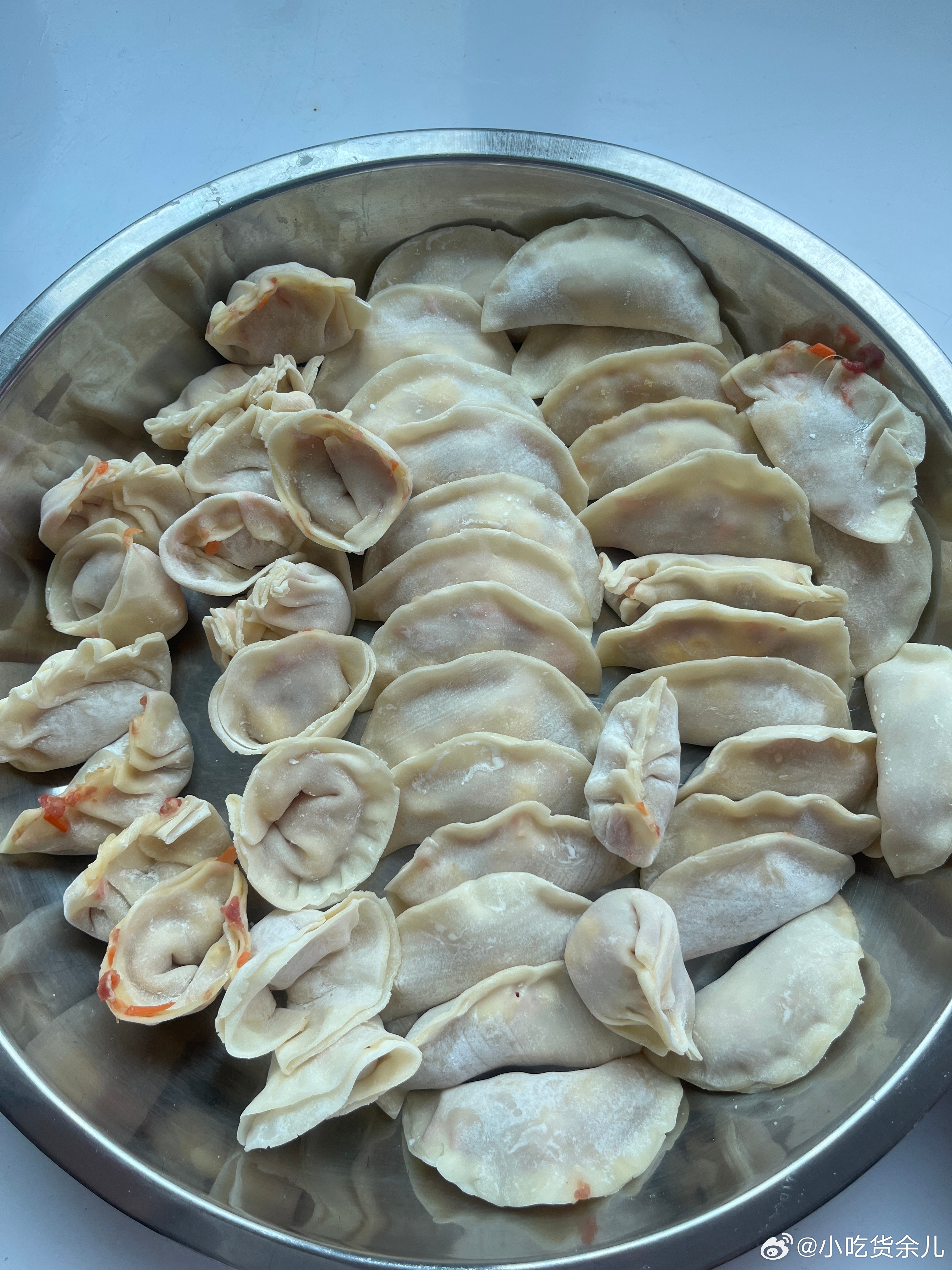 晚上吃饺子，包好了。那些不好看的，都是老大包的都没有捏紧，花样还挺多。妯娌包了也