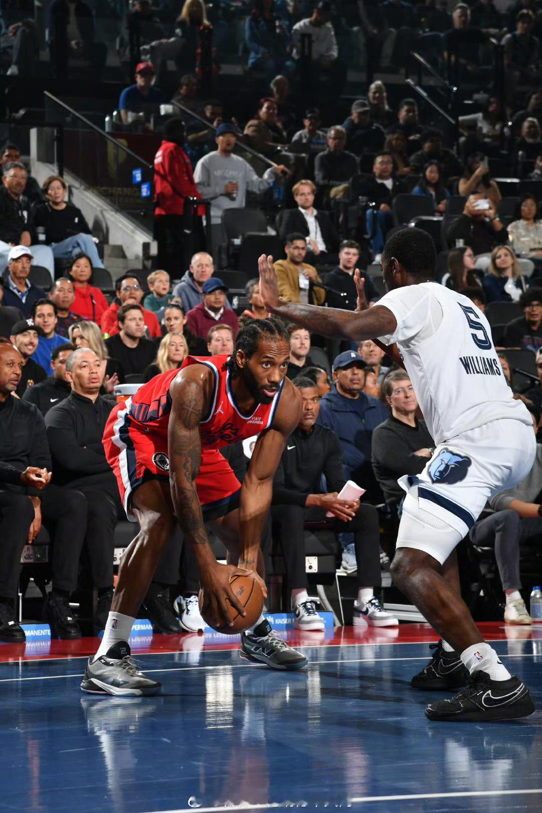 伦纳德￼：预计明天能够出战对阵独行侠￼的比赛！小卡还表示在扭伤脚踝之前，他就原本