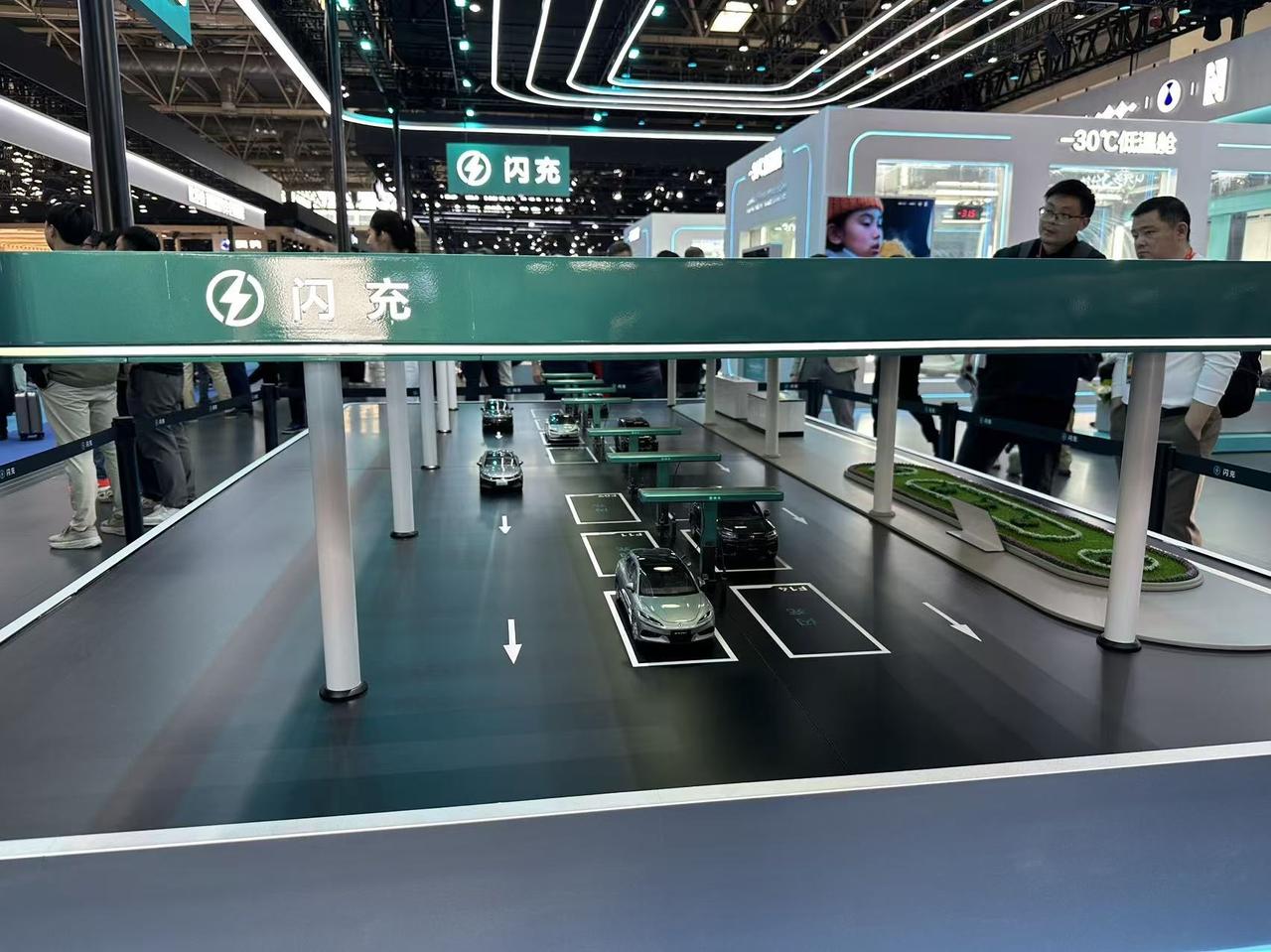 车企2030年年销量目标：
比亚迪：1000万辆
吉利控股：650万辆
东风集团