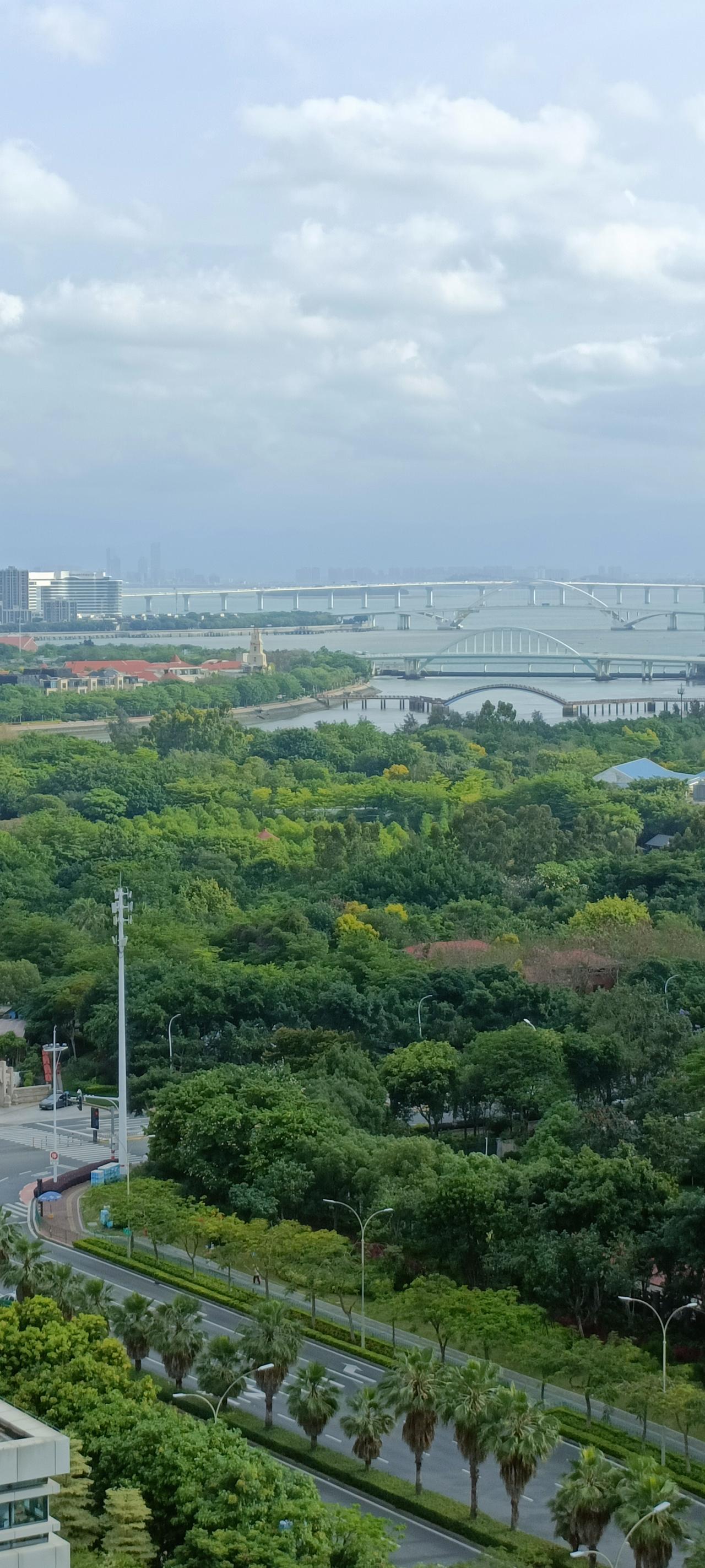 城市绿洲，繁华与自然的完美融合。
上联:绿树荫中桥影长，
下联:碧波荡漾水声凉。