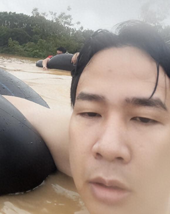 广西钦州，特大洪涝里，男子的村落被大水围困，在外务工的男子得知得知父母失联，凭借