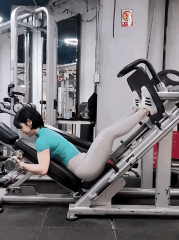 图1：妹子你这个锻炼方式，有点吓人了啊！要不要这么夸张啊？
图2：老鼠：姐姐，求