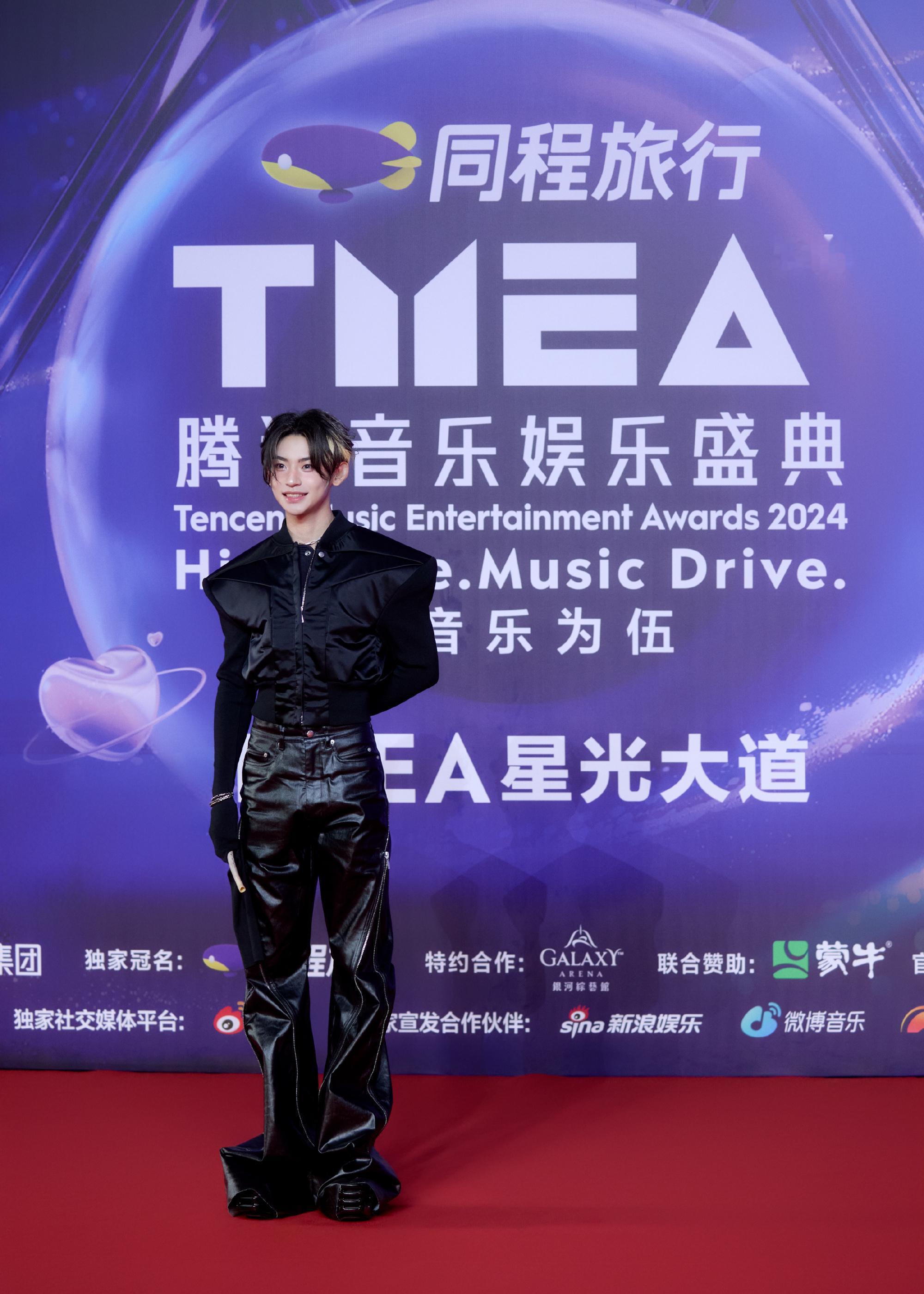 #小鬼舞台内娱圣台# 新歌Sweater的花式打歌视频，展现了小鬼作为原创歌手的