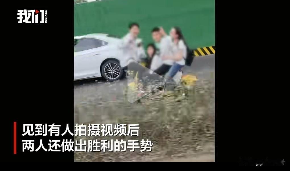 这真是有点无知无畏了。太不把安全当回事了。
生活中有些骑共享电动车的，看见过两人