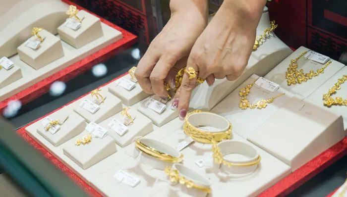 中东局势升级引爆避险情绪，国际金价连涨三日，伦敦金、COMEX黄金均逼近5400