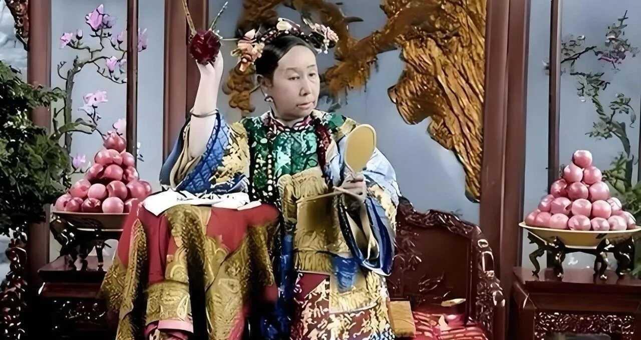 别被电视剧里的演员给骗了！
流传的53岁慈禧照片一张都不是真的，那她究竟什么样？
