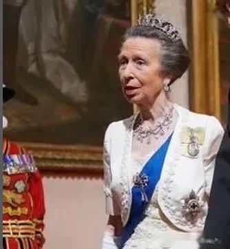 英国王室前两天出现的王冠一览，谁的最好看？
安妮公主戴的是她第一次结婚时戴的王冠