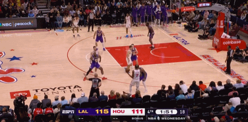 致命的失误啊
事实证明，最后时刻永远不要相信申京！
申京是该传的时候不传，不该传